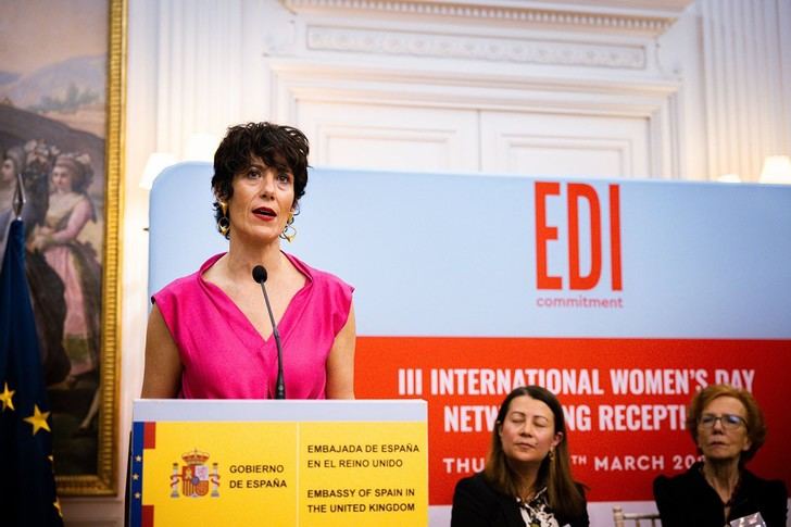 Elma Saiz: 'Las mujeres no están solas, ni en España ni en el extranjero'