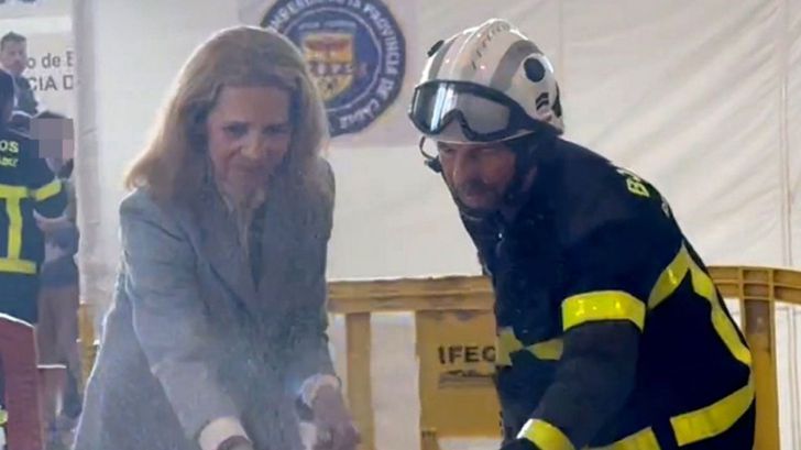 La infanta Elena se convierte en bombera por un día y sorprende con sus habilidades